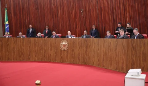 TSE retoma julgamento que pode levar à inelegibilidade de Bolsonaro