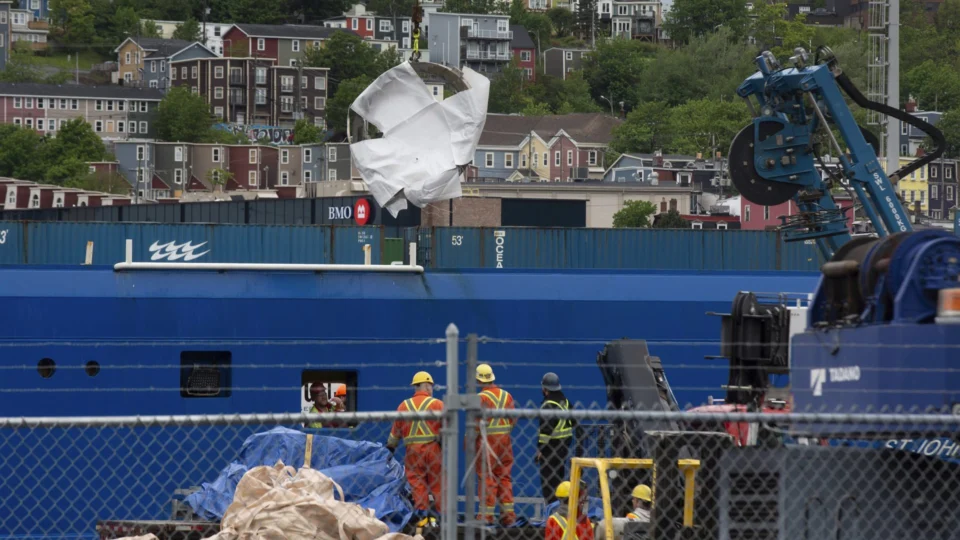 Destroços do submarino Titan chegam para investigação após tragédia perto do Titanic