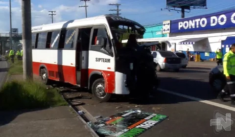 VÍDEO: acidente entre ônibus e micro-ônibus deixa oito feridos em Manaus