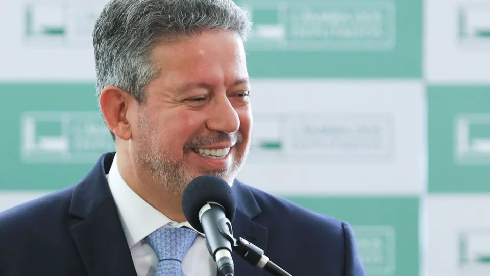 Taxação de “super-ricos” é risco diante da Reforma Tributária, alega Lira