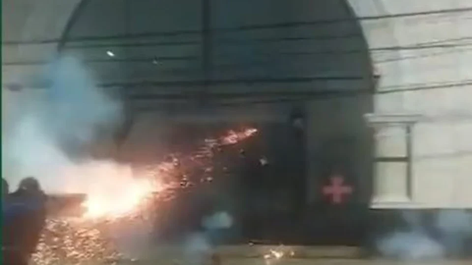 Após derrota no clássico, torcedores do Vasco soltam bombas em São Januário