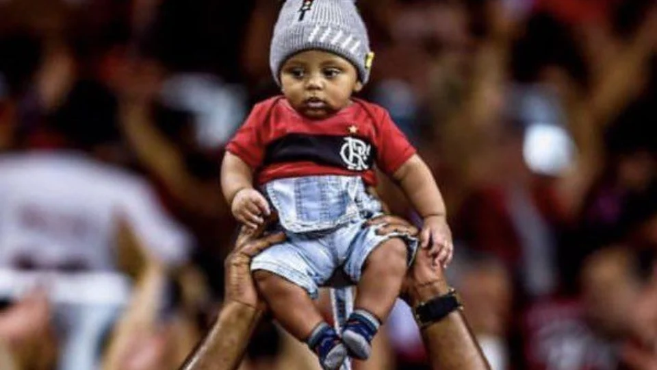 Arrascaeta convida ‘bebê’ para entrar em campo no jogo do Flamengo
