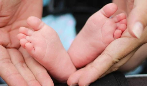 Nasce primeiro bebê do mundo de útero transplantado por robôs na Suécia