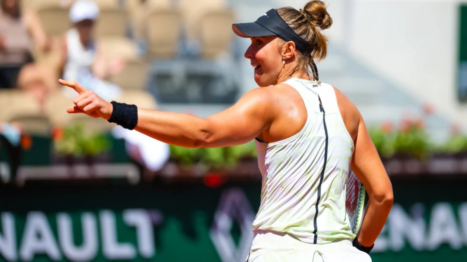 Bia Haddad supera Jabeur e coloca Brasil na semi de Roland Garros