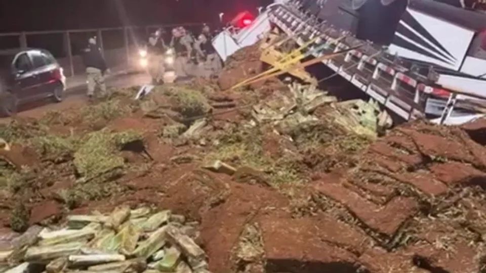VÍDEO: caminhão com tonelada de maconha tomba em frente a batalhão da PM-MG