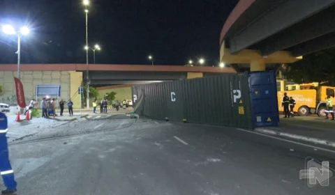 VÍDEO: contêiner se solta do eixo de carreta e cai de viaduto em Manaus