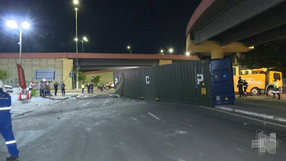 VÍDEO: contêiner se solta do eixo de carreta e cai de viaduto em Manaus