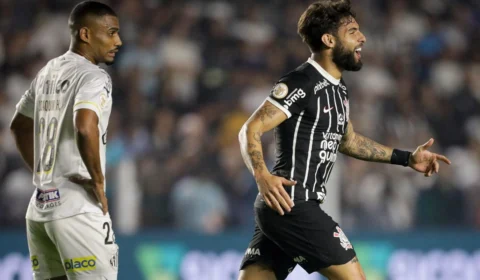 Corinthians e Santos: torcida atira bombas no gramado durante jogo
