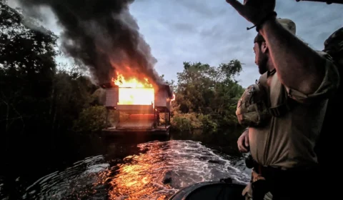 Operação Tuyu Vive: PF destrói 4 balsas de garimpo ilegal no Amazonas
