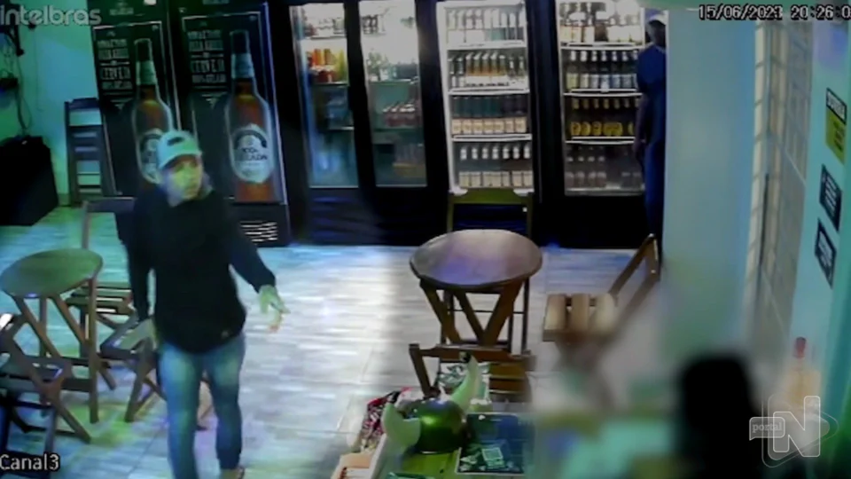 VÍDEO: dois suspeitos assaltam centro de conveniência na Zona Oeste de Manaus