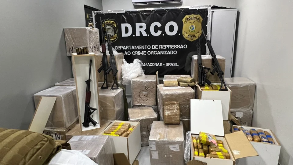 Em Manaus, mais de 1,5 tonelada de drogas e fuzis são apreendidos em caminhão
