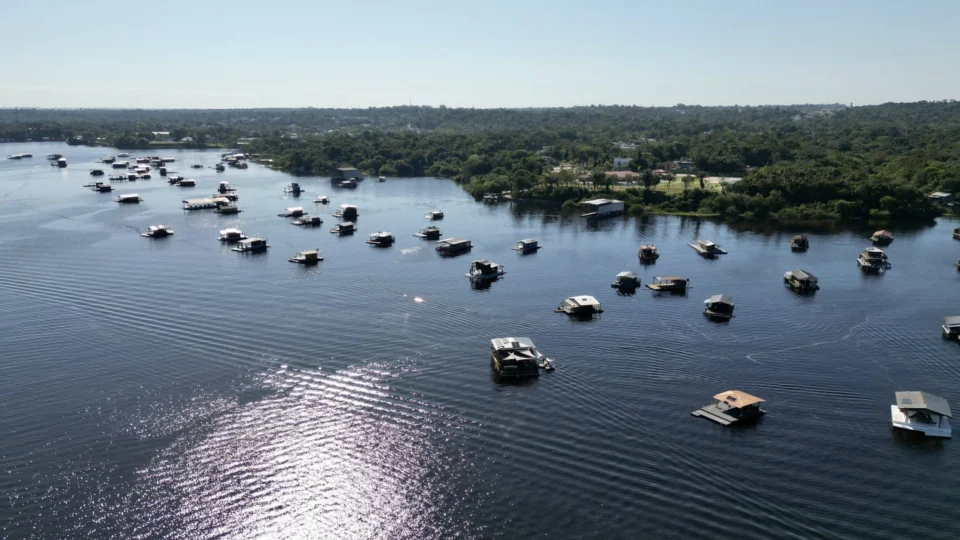 Começa notificação de 900 flutuantes irregulares no Tarumã-Acu em Manaus
