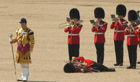 VÍDEO: guardas desmaiam devido ao calor em cerimônia realizada em Londres