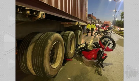 VÍDEO: homem fica com pernas presas em roda de carreta após acidente em Manaus