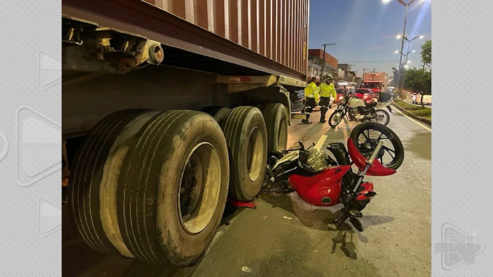 VÍDEO: homem fica com pernas presas em roda de carreta após acidente em Manaus