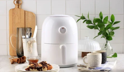 Pode usar papel alumínio na airfryer?