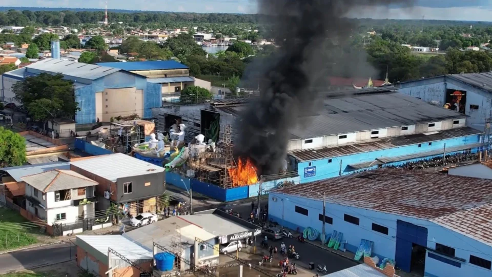 VÍDEO: incêndio no galpão do boi caprichoso causa pânico em Parintins-AM