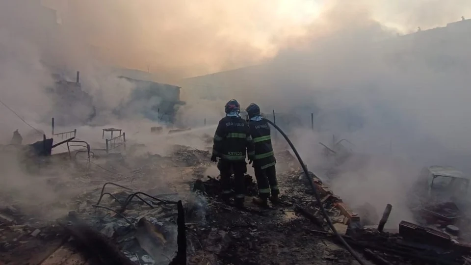 Incêndio de grandes proporções destrói 30 casas em comunidade de SP
