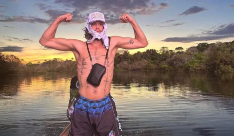 VÍDEO: Charlie, irmão de Lana Del Rey, faz tatuagem em homenagem ao Brasil