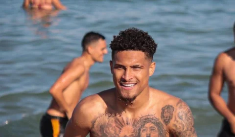 Ex-Flamengo, João Gomes curte férias no Rio de Janeiro; veja fotos
