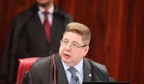 Ministro Araújo é contra inclusão de ‘minuta do golpe’ no processo de Bolsonaro