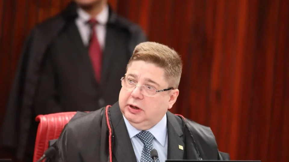 Ministro Araújo é contra inclusão de ‘minuta do golpe’ no processo de Bolsonaro