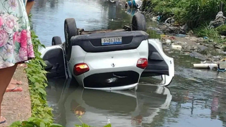 Motorista de app morre após cair com carro em igarapé em Manaus