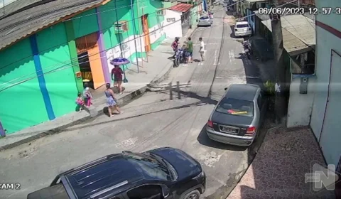 VÍDEO: motorista de app tem moto roubada por dupla na frente de escola em Manaus