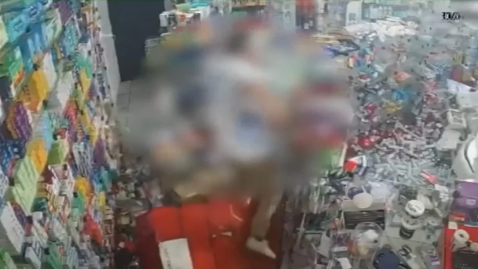 Vídeo: homem é preso após invadir farmácia com carro para tentar matar ex