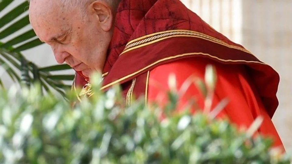 Papa Francisco está sentando em poltrona e trabalhando após cirurgia abdominal