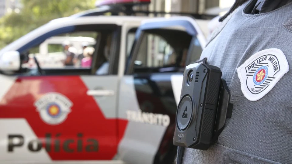 Homem esfaqueia clientes em bar de Curitiba após ser repreendido por fumar