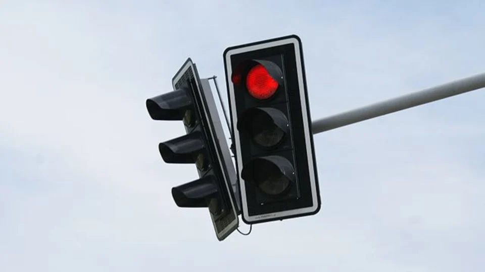 Semáforo que prioriza passagem de ônibus e ambulâncias é testado em Manaus