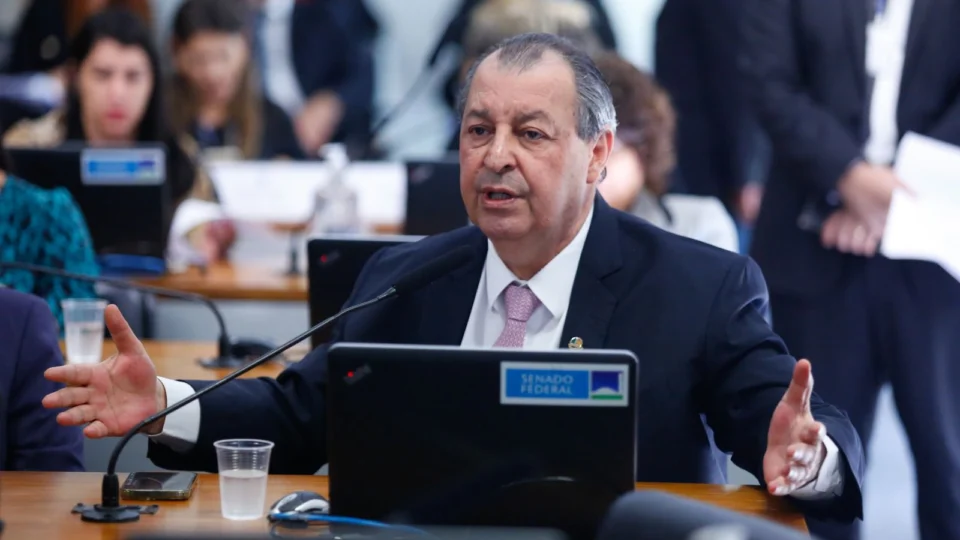 Senador Omar Aziz é oficializado relator da proposta do Arcabouço Fiscal