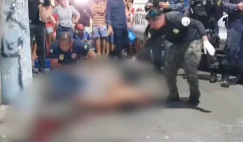 VÍDEO: suspeitos em carro matam taxista com 15 tiros na Zona Sul de Manaus