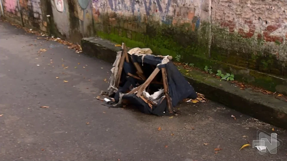 VÍDEO: suspeitos levam corpo em carrinho até beco da Zona Leste de Manaus