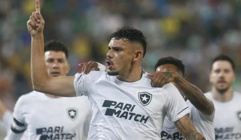 Botafogo vence o Cuiabá e é líder isolado; Vasco perde para o Goiás em casa