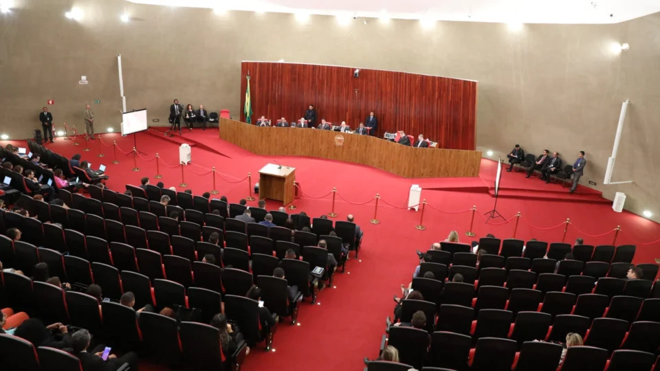 Com placar de 3 a 1 pela inelegibilidade de Bolsonaro, TSE retoma julgamento