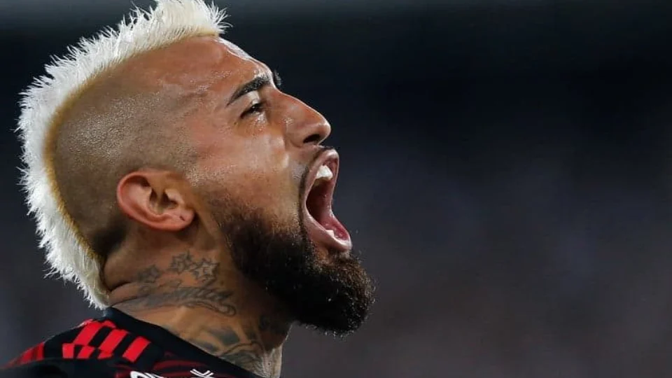 Arturo Vidal assina com Athletico-PR e deixa o Flamengo
