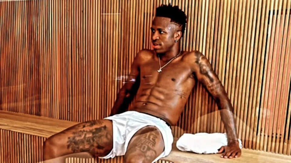 Curtindo férias no Rio, Vini Jr desfruta da nova mansão