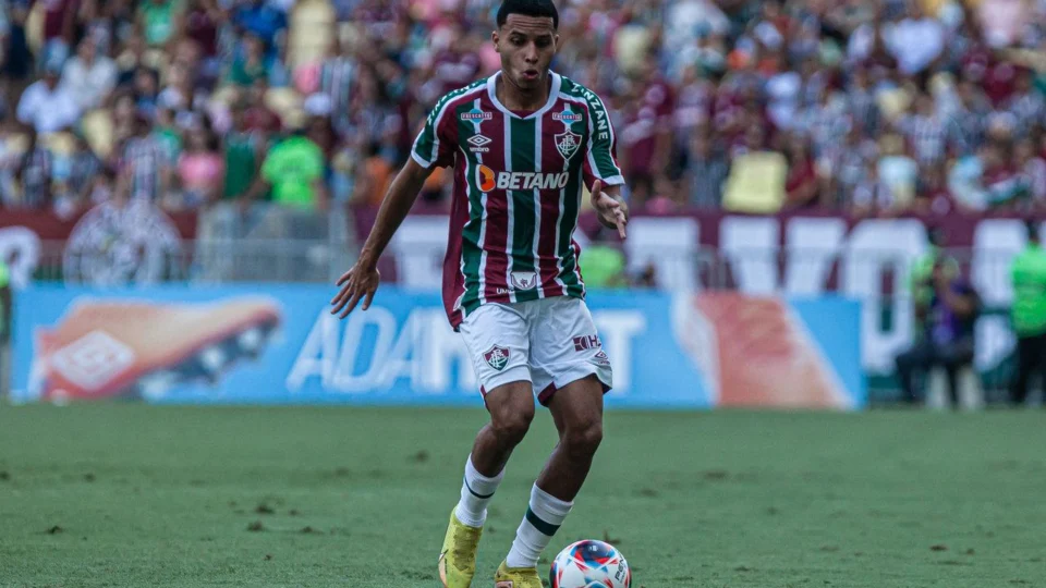 Alexsander, do Fluminense, tem lesão grave e fica fora por três meses