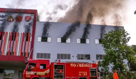 Incêndio de grandes proporções atinge escola particular em Palmas-TO