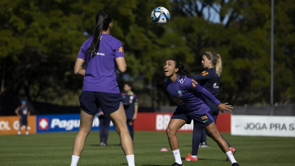 Copa 2023: Marta leva pancada em treino da seleção brasileira