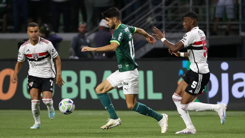 São Paulo vence Palmeiras de virada e vai às semifinais da Copa do Brasil