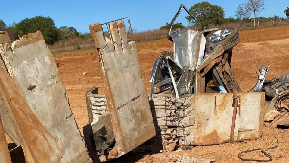 Acidente de carro provoca morte de casal e destrói ponto de ônibus em TO