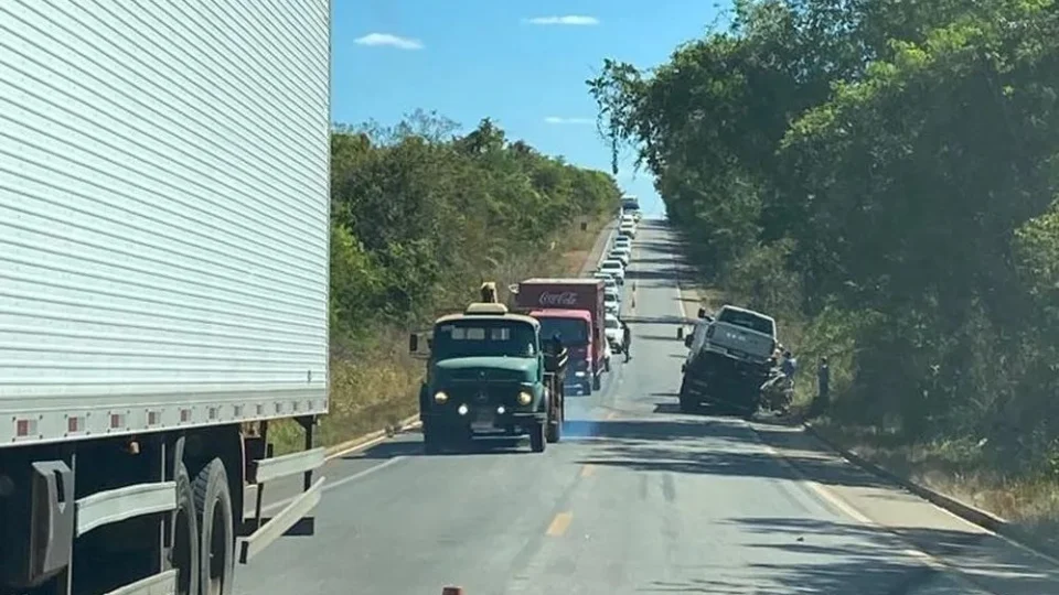 Mulher morre e outra fica ferida após bater em caminhão em rodovia no TO