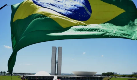 Agência Fitch eleva nota de crédito no Brasil, com perspectiva estável