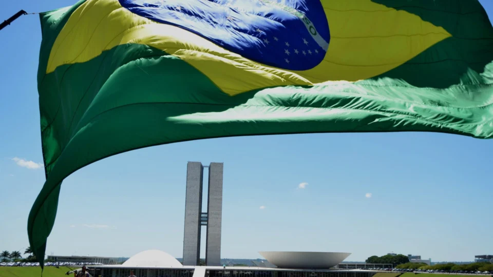 Agência Fitch eleva nota de crédito no Brasil, com perspectiva estável