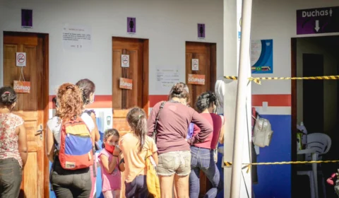 Cáritas instala 12 chuveiros para migrantes em situação de rua em RR