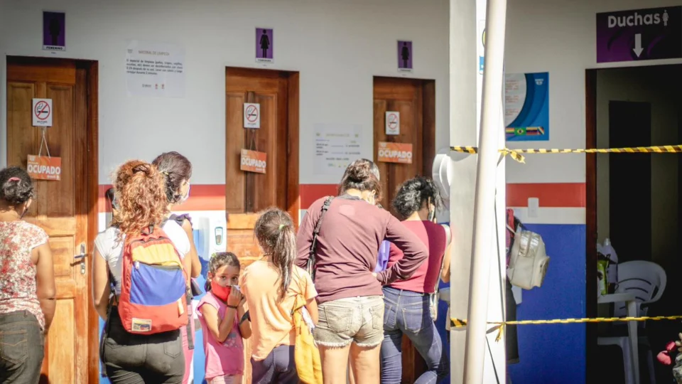 Cáritas instala 12 chuveiros para migrantes em situação de rua em RR