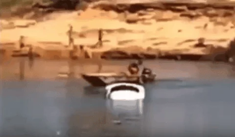 Lábrea-AM: carro cai de balsa e afunda em rio; veja vídeo
